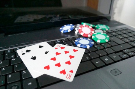Преимущества игры в интернет-казино Azino - избежание суеты и помещений